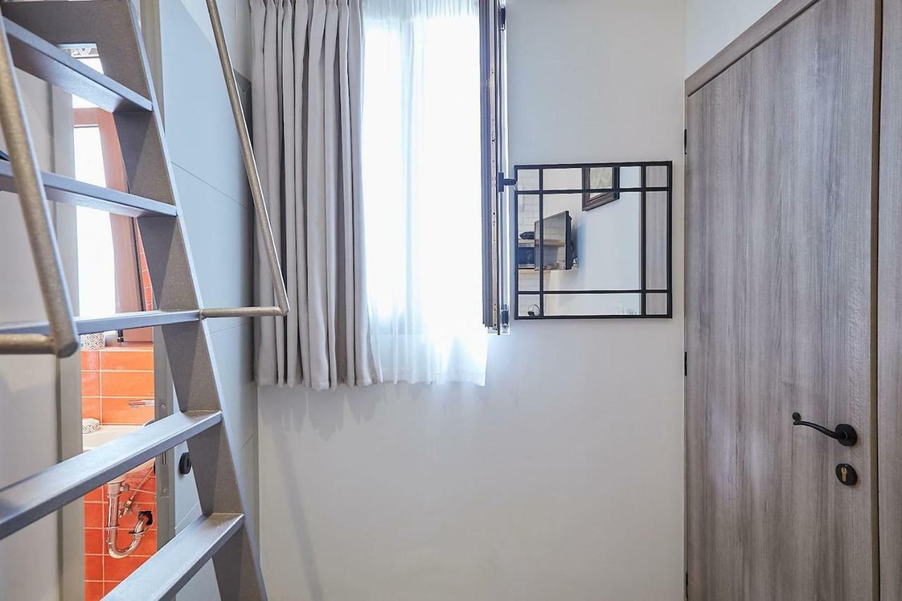 Mind-blowing Petite In The Heart Of Athens!
